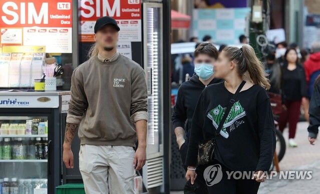 ▲ 외국인 관광객들이 서울 중구 명동 거리를 걷고 있다.ⓒ연합뉴스
