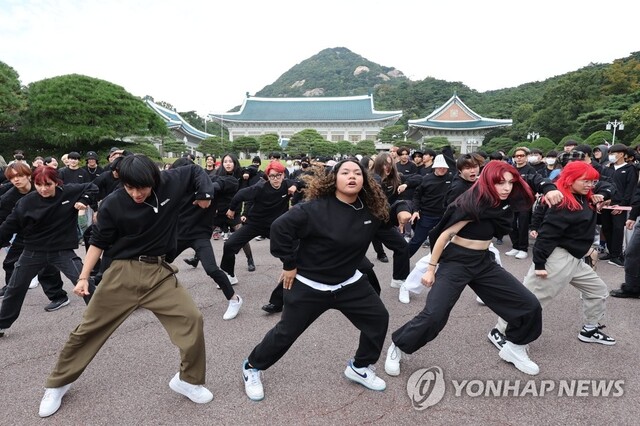 ▲ 세계 각국의 'K팝 커버댄스 대회 우승자'들이 지난달 14일 서울 종로구 청와대 본관 앞에서 플래시몹을 하고 있다.ⓒ연합뉴스