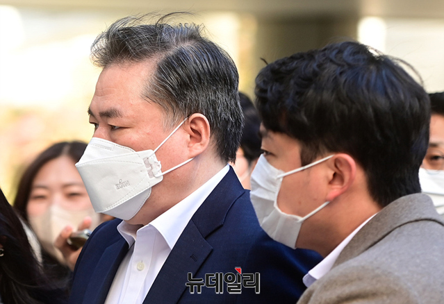 ▲ 유동규 전 성남도시개발공사 본부장이 지난 24일 오전 서울 서초구 서울중앙지법에서 열린 공판에 출석하기 위해 법원으로 입장하고 있다.ⓒ정상윤 기자