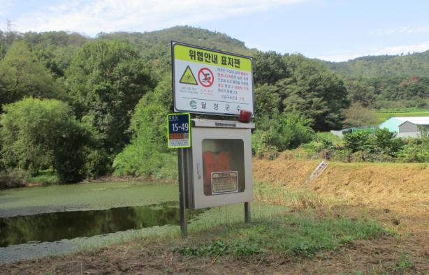▲ 달성군(군수 최재훈)이 사고 다발 우려 지역인 저수지 및 하천 등에 설치·운용 중인 인명 구조함에 사물 주소판을 설치했다.ⓒ달성군