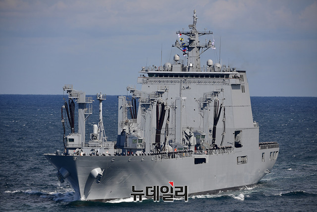 ▲ 오는 11월 6일 열리는 일본 관함식에 참가할 우리 해군의 군수지원함 소양함. 지난 2018년 10월 관함식 당시 모습이다. ⓒ정상윤 기자.
