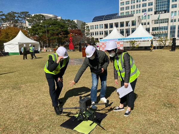 ▲ 대전시가 드론을 활용한 최신 측량 기술을 선보이고 있다.ⓒ대전시