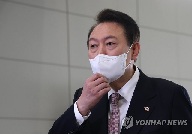 ▲ 윤석열 대통령이 28일 오전 서울 용산 대통령실 청사로 출근, 취재진의 질문에 답하고 있다.ⓒ연합뉴스