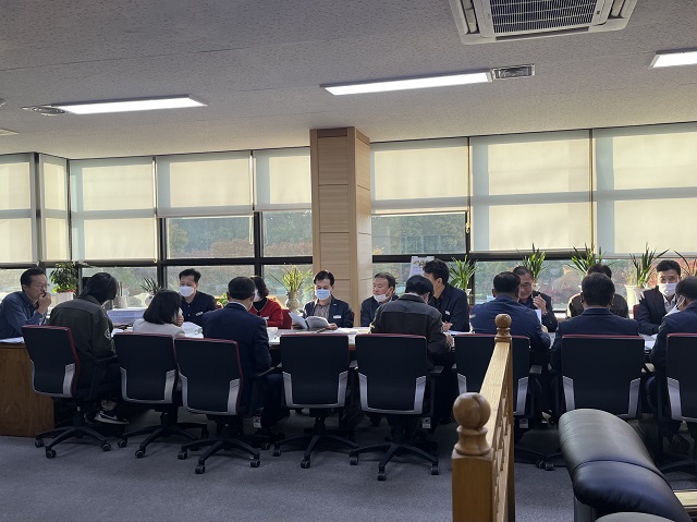 ▲ 군위군은 지난 27일 부군수실에서 최정우 부군수와 합동평가 정량지표 담당 부서장이 참석한 가운데 정부합동평가 추진상황 3차 보고회를 가졌다.ⓒ군위군