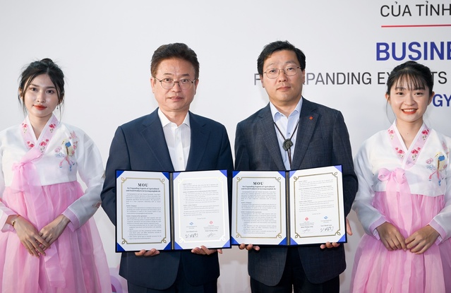 ▲ 이철우 도지사는 28일 베트남 롯데마트 1호점인 남사이공점을 방문해 경북 우수 농식품 홍보판촉행사(사과, 배, 포도 등 4개품목 10개 품종)를 갖고 동남아 최대시장인 베트남 수출확대를 위한 경북도-베트남 롯데마트(15개 판매매장)간 업무협약을 체결했다.ⓒ경북도