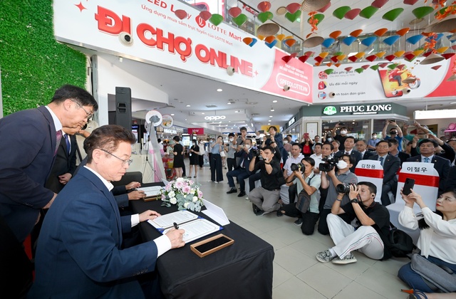 ▲ 이번 협약에서 경북도와 롯데마트는 수출 유망품목 발굴과 베트남 시장 개척을 위한 온·오프라인 유통망 활용 홍보·판촉 및 판매확대에 상호 협력하기로 했다.ⓒ경북도