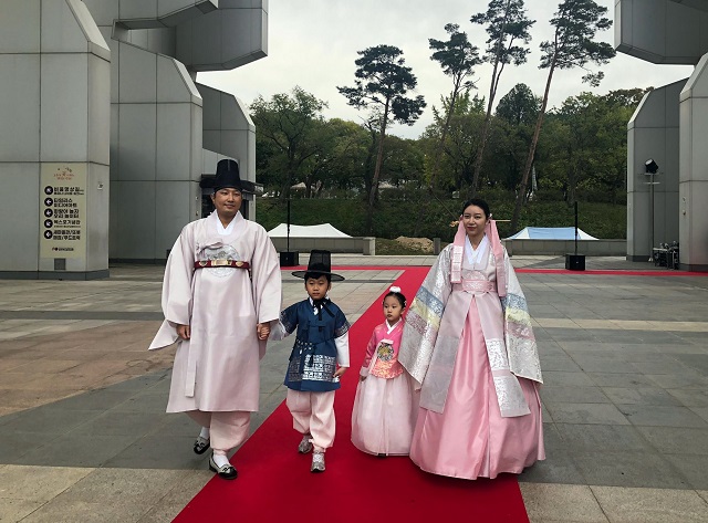 ▲ 경주엑스포대공원 경주타워 1층 특설무대에서 2022 한복문화주간을 맞아 ‘한복 패션쇼’가 열리고 있다.ⓒ경주엑스포