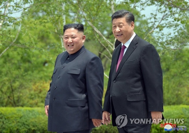 시진핑(우측)과 북한의 김정은이 평양 금수산영빈관에서 산책을 하는 모습. ⓒ연합뉴스·조선중앙통신