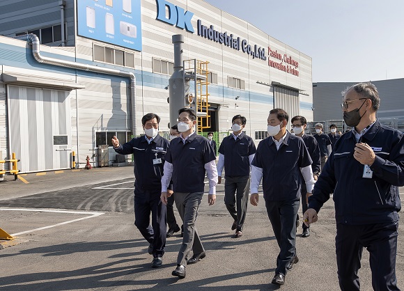 ▲ 삼성전자 이재용 회장이 광주광역시에 위치한 삼성전자 협력회사 '디케이'를 방문했다.ⓒ삼성전자