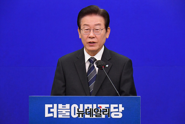 ▲ 이재명 더불어민주당 대표가 21일 오전 국회 당대표실에서 특별기자회견을 갖고, 대장동 의혹 특검을 제안을 하고 있다.ⓒ이종현 기자