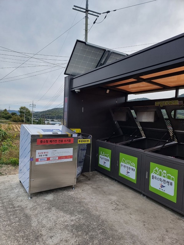 ▲ 부여군 홍산면 토정2리 마을회관 앞 클린하우스에 설치된 중소형 폐가전 전용 수거함.ⓒ부여군