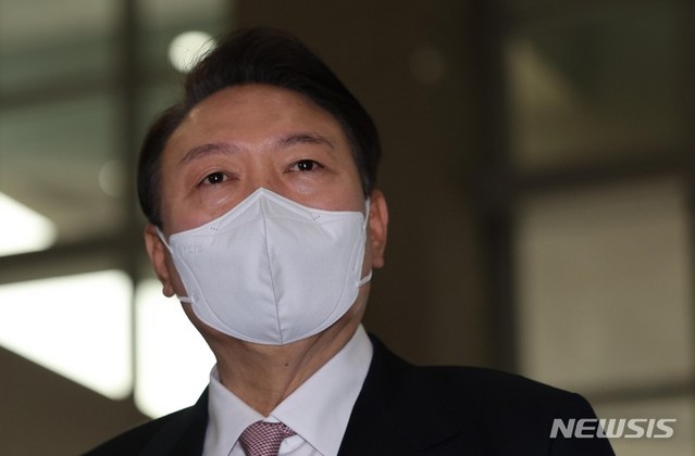 ▲ 윤석열 대통령이 28일 서울 용산 대통령실 청사로 출근하며 취재진 질문에 답하고 있다. ⓒ뉴시스