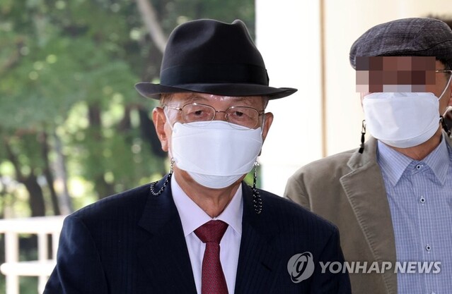 ▲ 김기춘 전 청와대 비서실장이 지난 12일 서울중앙지법에서 열린 세월호 보고시간 조작 혐의 파기환송심 공판에 출석하고 있다. ⓒ연합뉴스