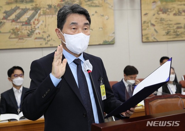 ▲ 이주호 사회부총리 겸 교육부장관 후보자가 28일 서울 여의도 국회 교육위원회 회의실에서 열린 인사청문회에서 선서를 하고 있다. ⓒ뉴시스