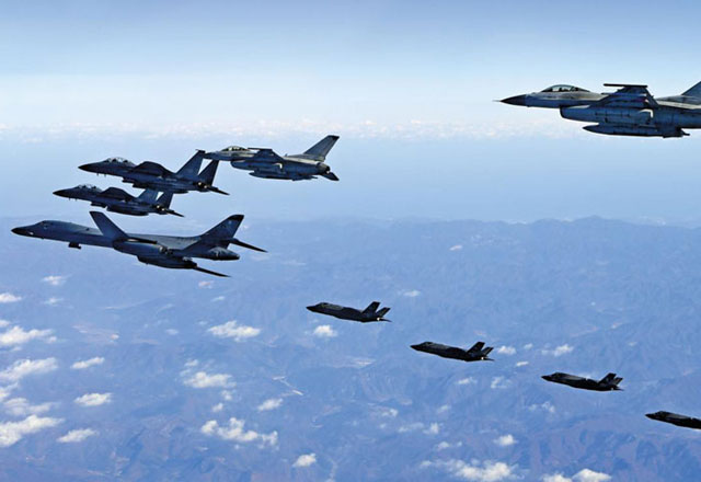 2017년 12월 실시했던 '비질런트 에이스' 훈련 당시 미공군 B-1B 전략폭격기와 한미 양국 F-35 전투기들이 훈련 중이다. ⓒ공군 제공.