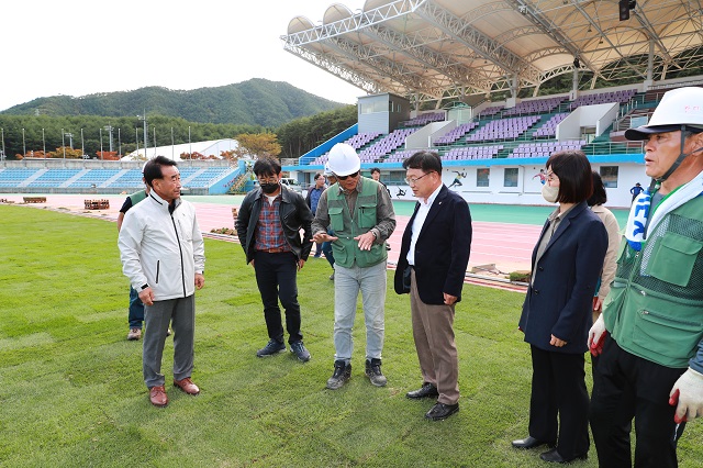 ▲ 손병복 울진군수(오른쪽에서 세번째)가 2023년 도민체전 개최 일자가 확정됨에 따라 제61회 경북도민체육대회 준비에 박차를 가하고 있다.ⓒ울진군