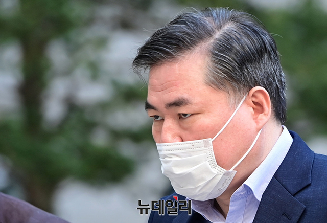 ▲ 경찰로부터 신변보호를 받고 있는 유동규 전 성남도시개발공사 본부장이 28일 오전 서울 서초구 서울중앙지법에서 열린 공판에 출석하기 위해 법원으로 입장하고 있다. ⓒ정상윤 기자