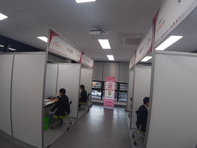 ▲ 성주군의 취업지원기관 ‘성주군로컬JOB센터’가 올해 마지막 채용행사인 ‘4차 일자리 잡(JOB)는 날’을 2022년 10월 27일 성주군청년창업지원센터 2층에서 소규모로 열었다.ⓒ성주군