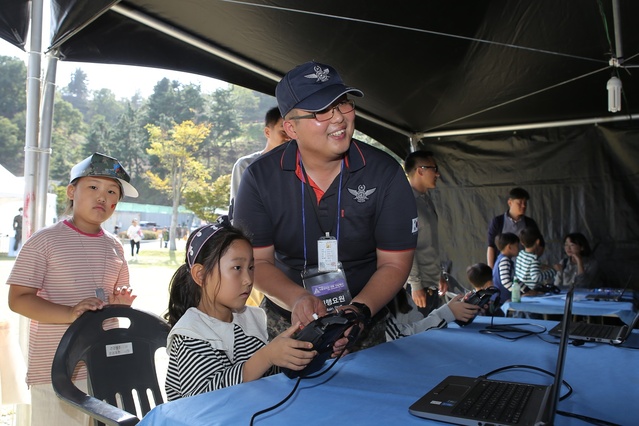 ▲ 행사에는 △VR가상 전투 △드론 축구 및 전시 △건빵 시식이 가능한 밀리터리 카페 △지뢰탐지 체험과 문교 탑승 △인식표 제작 △병영 포토존 △페이스페인팅 등의 오감으로 즐길 수 있는 체험과 홍보 마당도 준비돼 있다.ⓒ칠곡군