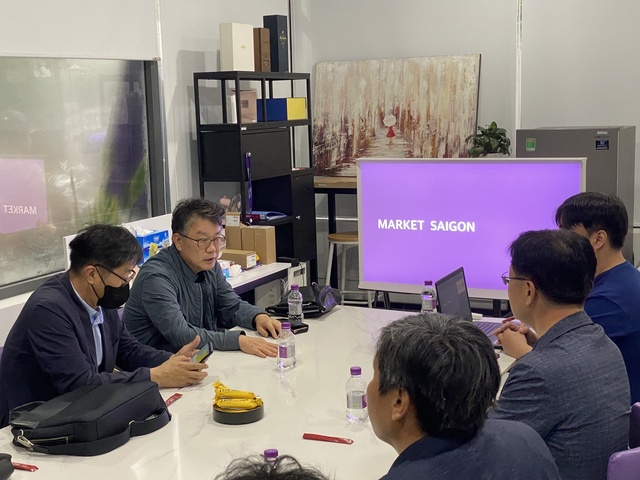 ▲ 경북도는 지난 27일 베트남 전자상거래 전문기업인 마켓사이공 본사를 방문해 경북 농식품의 온라인 진출을 위한 협의회를 갖고 현지 온라인 시장 특화상품 발굴, 마케팅 등 협업 방안에 대해 논의했다.ⓒ경북도