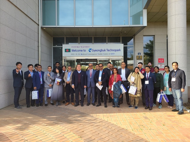 ▲ (재)경북테크노파크(원장 하인성)가 지난 26일 방글라데시 의류제조수출협회 회장을 비롯한 대표단 23명과 이노비즈협회 관계자들이 경산시 와촌면에 소재한 경북테크노파크 첨단메디컬융합섬유센터를 방문했다.ⓒ경북테크노파크