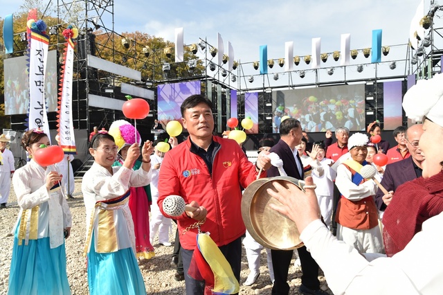 ▲ ‘산소카페 청송군’이 대한민국에서 가장 수려하고 청정한 자연을 배경으로, 청송사과의 수확철을 맞아 풍성하고 다채로운 축제를 마련했다.ⓒ청송군