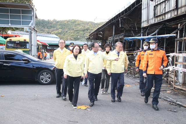 ▲ 대구시의회 이만규 의장을 비롯한 경제환경위원회 시의원 6명은 28일 오후 대구농수산물도매시장 화재 현장을 방문하여 피해 상황을 파악하고 수습 대책을 논의했다.ⓒ대구시의회