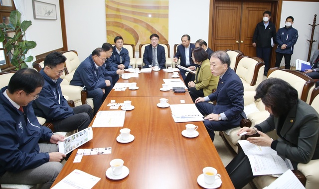 ▲ 대구광역시의회 경제환경위원회는 10월 28일 효율적 하천관리를 위한 시책현장을 살펴보기 위해 대구를 방문한 부산시의회 ‘온천천 연구포럼’ 소속 의원들과 만나 대구 신천 관리권한 일원화 관련 내용을 설명하고 현장을 둘러보았다.ⓒ대구시의회