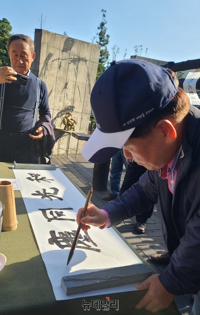 ▲ 이상률 제주경찰청장이 29일 제주 탐나라공화국에서 열린 도덕경 베껴 쓰기에 참여해  ‘화광동진(和光洞塵)’를 쓰고 있다.ⓒ김정원 기자