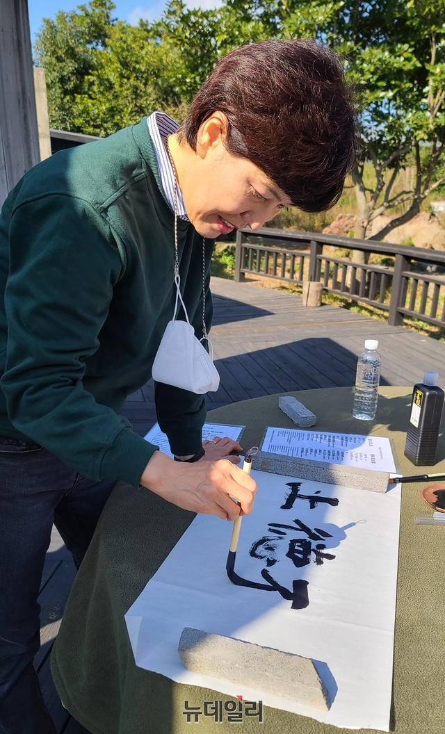 ▲ 도덕경 베껴 쓰기에 참여한 한 여성(제주도)이 도덕경 제 38장 중 ‘상덕불덕(上德不德)’을 쓰고 있다.ⓒ김정원 기자