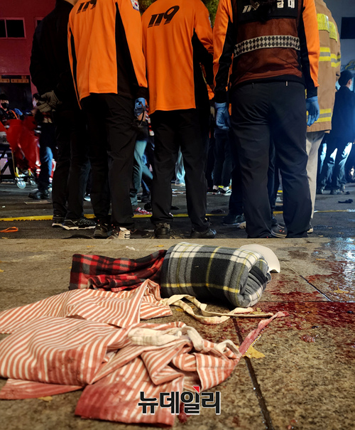 ▲ 핼러윈을 앞둔 29일 오후 서울 용산구 이태원동 일대에 인파가 몰려 대규모 압사사고가 발생한 가운데 피해자들 것으로 보이는 유류품이 나뒹굴고 있다. ⓒ 이종현 기자