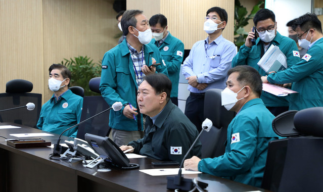 ▲ 윤석열 대통령이 30일 오전 서울 용산 대통령실 청사 국가위기관리센터에서 열린 이태원 핼러윈 사고 긴급상황점검회의에 참석해 보고받고 있다. (사진=대통령실통신사진기자단) ⓒ뉴시스