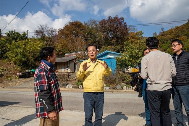 ▲ 송인헌 괴산군수가 지난 29일 괴산에서 지진지 발생하자 피해현장을 방문, 주민과 피해상황에 대해 주민과 대화를 하고 있다.ⓒ괴산군