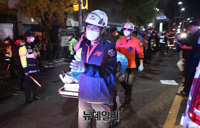 ▲ 지난 29일 밤 서울 용산구 이태원 일대에서 대규모 압사사고가 발생해 30일 새벽 소방구급 대원들이 사망자를 이송하고 있다. ⓒ 이종현 기자