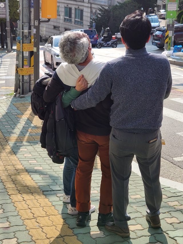 ▲ 서울 용산구 이태원 일대에서 대규모 압사 사고가 발생한 이튿날인 30일 오전 서울 용산구 한남동 주민센터 앞에서 유가족들이 슬픔에 잠겨 오열하고 있다. ⓒ진선우 기자