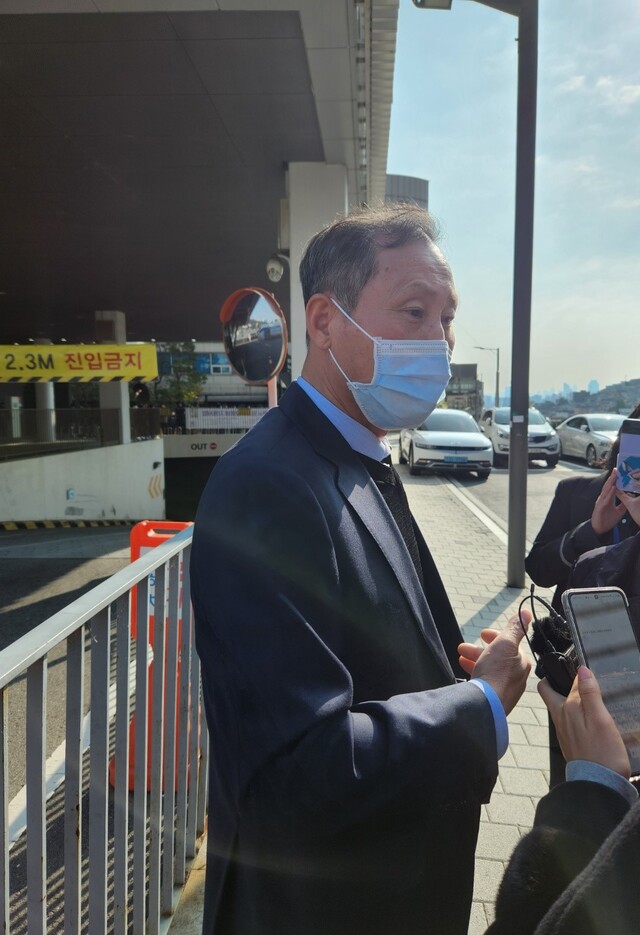 ▲ 30일 오전 서울 용산구 한남동 주민센터 앞에서 한 유가족이 신원확인이 늦어지는 상황에 대해 불만을 토로하고 있다[본 사진은 당사자의 허락을 얻고 촬영·게재했습니다]. ⓒ진선우 기자