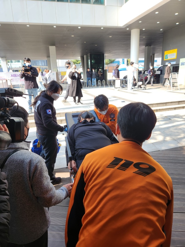 ▲ 30일 오후 서울 용산구 한남동 주민센터에서 신고를 접수하다 실신한 가족이 구급대원들에 의해 병원으로 옮겨지기도 있다. ⓒ진선우 기자