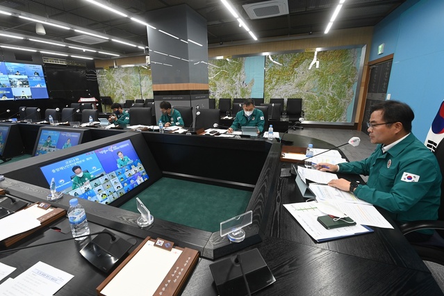 ▲ 김학홍 행정부지사는 30일 오전 9시에 재난관련 실국과장과 시군 부단체장이 참석하는 긴급 영상회의를 개최하고 지역에서 열리는 행사에 대한 안전상황에 대한 특별 점검을 당부했다.ⓒ경북도