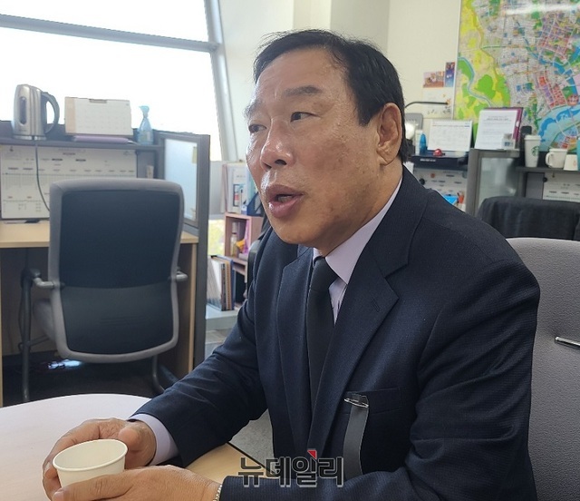 ▲ 최민호 세종시장이 31일 오전 시청 기자실에서 간담회를 하고 있다.ⓒ이길표 기자