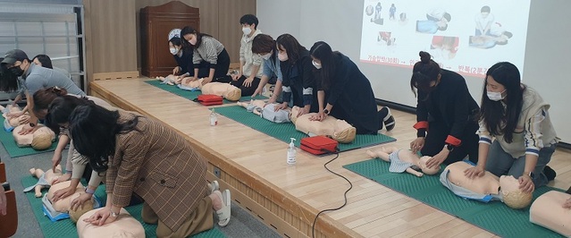 ▲ 세종시 교직원들이 심폐소생술과 응급처치 교육을 받고 있다.ⓒ세종교육청