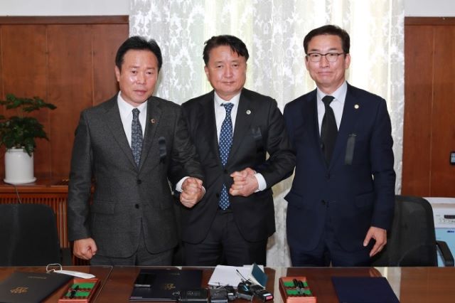 ▲ 김영환 충북지사(가운데)와 윤건영 충북교육감(오른쪽), 황영호 충북도의장이 31일 무상급식 식품비 예산 부담비율에 합의한 후 기념촬영을 하고 있다.ⓒ충북도