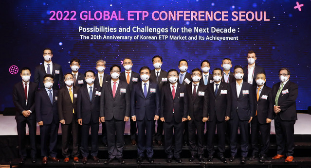 ▲ 022 글로벌 ETP 컨퍼런스 서울에 앞서 국내외 주요참석 인사들이 기념촬영을 하고있다. ⓒ한국거래소