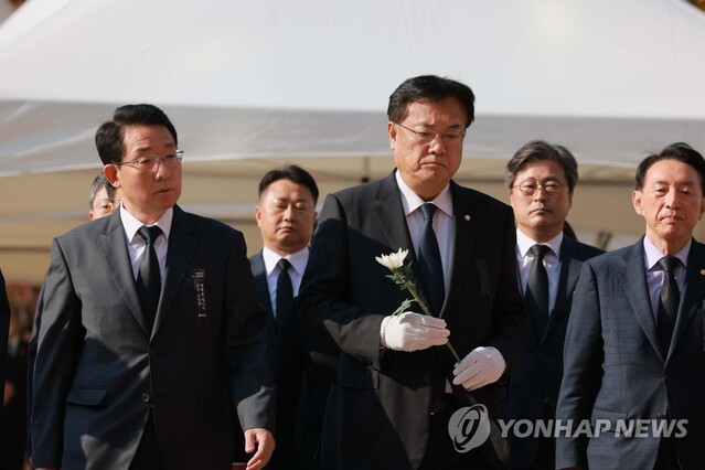 ▲ 정진석 국민의힘 비상대책위원장을 비롯한 국민의힘 관계자들이 31일 오전 서울광장 합동분향소를 찾아 이태원 참사 희생자들을 조문하고 있다.ⓒ연합뉴스