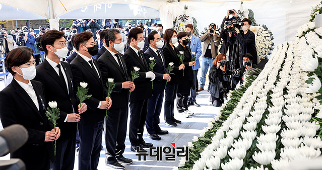 ▲ 이재명 더불어민주당 대표와 박홍근 원내대표를 비롯한 의원들이 31일 오전 서울 용산구 녹사평역광장에 마련된 이태원 사고 사망자 합동분향소에서 조문을 하고 있다.ⓒ강민석 기자