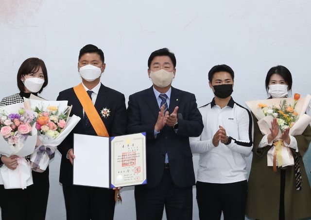 ▲ 청주시청 소속 양궁 국가대표 김우진(왼쪽 두 번째)이 31일 청주시청 직지실에서 이범석 청주시장(가운데)으로부터 체육훈장 청룡장을 수여받고 기념촬영을 하고 있다.ⓒ청주시