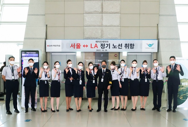 인천공항 제1여객터미널에서 에어프레미아 주요 관계자들과 함께 인천~LA노선 운항 기념촬영을 하고 있다. ⓒ에어프레미아