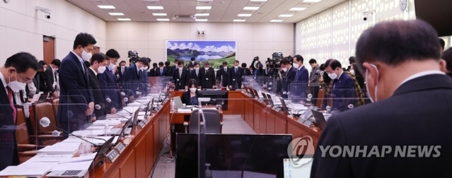 ▲ 31일 서울 여의도 국회에서 열린 외교통일위원회 전체회의에서 박진 외교부 장관, 권영세 통일부 장관, 석동현 민주평화통일자문회의 사무처장 등 정부측 참석자들과 윤재옥 위원장을 비롯한 외교통일위원들이 '이태원 압사 참사' 희생자들의 명복을 비는 묵념을 하고 있다.ⓒ연합뉴스