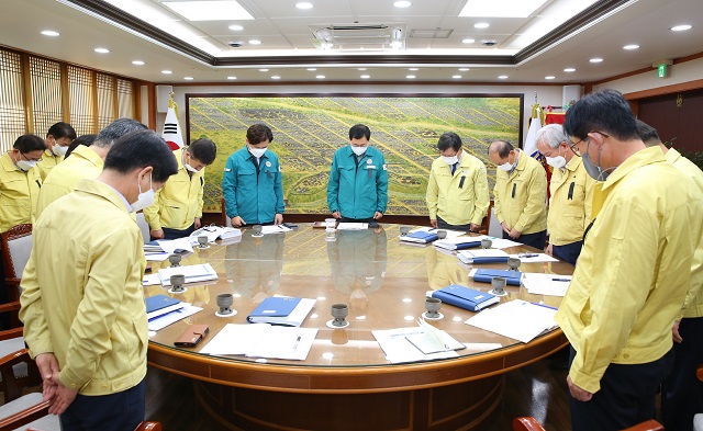 ▲ 주낙영 시장 등 참석자들이 31일 오전 경주시청 대외협력실에서 열린 국소본부장회의에서 이태원 참사 희생자들을 위한 묵념을 하고 있다.ⓒ경주시