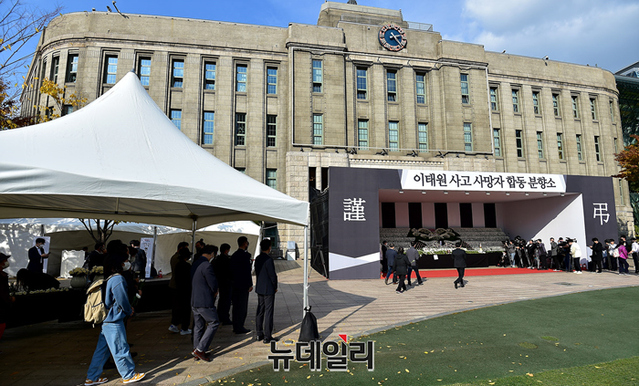 ▲ '이태원 핼러윈 압사사고' 합동 분향소가 31일 오후 서울광장에 마련돼 조문객들이 줄을 서 조문하고 있다. ⓒ정상윤 기자