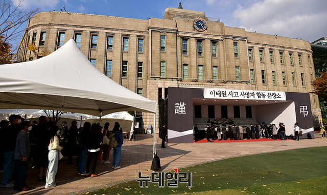 ▲ 31일 오후 이태원 사고 사망자 합동 분향소가 마련된 서울광장에 시민들이 헌화하고 있다. ⓒ 정상윤 기자